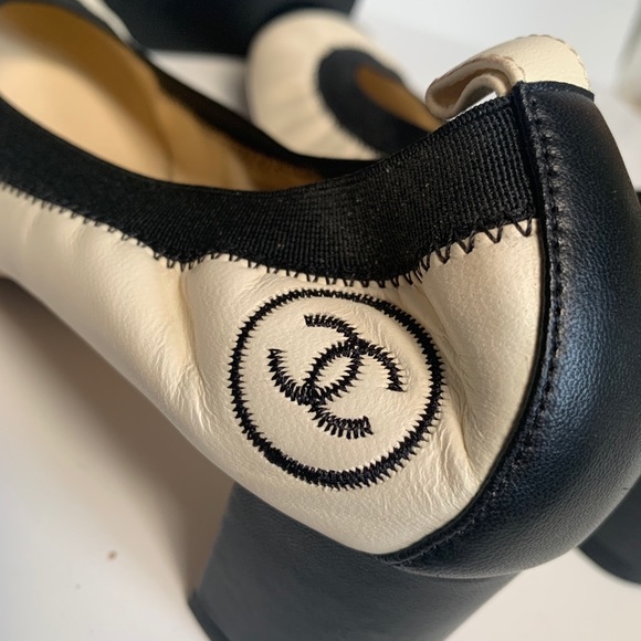 CHANEL Lambskin Patent CC Elastic Stretch Pumps - Picture 6 of 11
